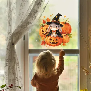 Süßer Hexenhase auf Kürbis Halloween Fensteraufkleber von einem Kind am Glas präsentiert
