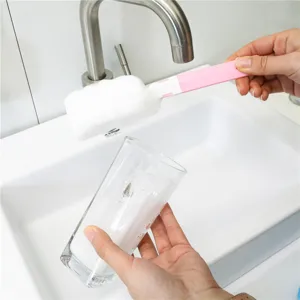 Cepillo de taza con esponja de mango largo para limpiar eficazmente vasos y botellas.