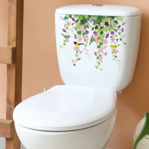 Schöne Blumenreben- und Vogelaufkleber auf weißem Toilettenspülkasten als Dekoration
