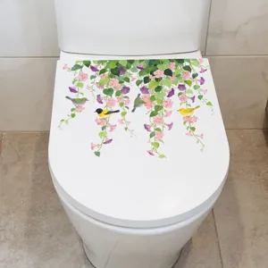 Detailansicht des Blumenranken- und Vogel-Aufklebers auf einem weißen Toilettendeckel