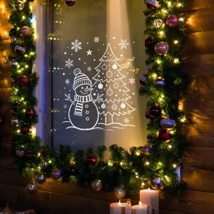 Witte kerst sneeuwman en boom venstersticker met feestelijke kerstkrans decoratie