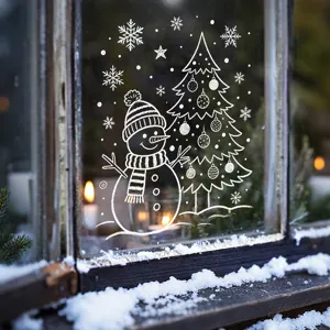 Witte kerstvensterstickers in krijtstijl met sneeuwpop en kerstboom op een glazen ruit