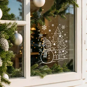 Detail van witte UV-elektrostatische kerstraamsticker met sneeuwpop en boom op glas