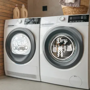 Nahaufnahme von Wash- und Dry-Wandstickern auf Glasfronten von Waschmaschinen