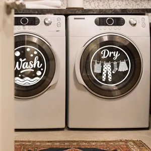 Weiße minimalistische Wash und Dry Vinyl-Aufkleber auf einer weißen Waschmaschine angebracht