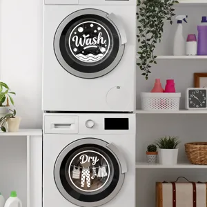Dekorative Wash und Dry Aufkleber auf gestapelten Glastüren von Waschmaschinen