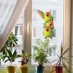 Farbenfroher Papageien-Fensteraufkleber auf einer Glasscheibe in einem hellen Zimmer