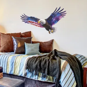 Autocollant mural d'aigle américain avec des ailes galaxie appliqué dans une chambre douillette