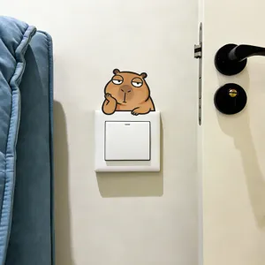 Dekorativer Cartoon-Wasserschwein-Wandaufkleber über einem Lichtschalter in einem modernen Haus