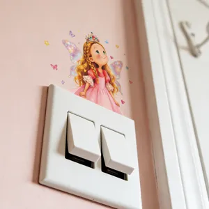 Detalle de pegatina de pared de hada princesa sobre un interruptor en pared rosa
