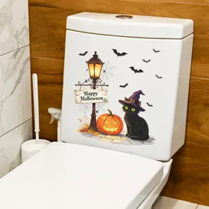 Primo piano di un adesivo decorativo di Halloween per copriwater con gatto nero e zucca