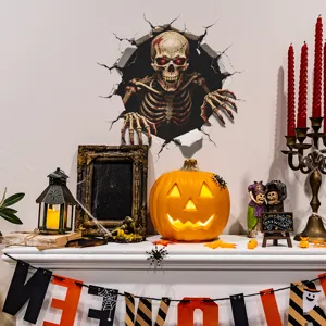Pegatina de pared esqueleto 3D con ojos rojos en una escena decorada de Halloween