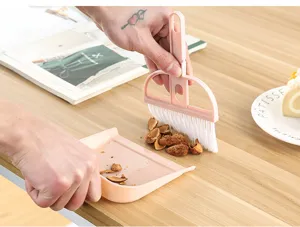 Mini tafel bezem en blik set voor het schoonmaken van toetsenbord, bureau en auto.