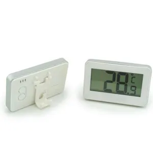Vue détaillée du thermomètre numérique blanc montrant l'écran LCD et le support arrière.