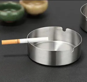 Runder Aschenbecher aus gebürstetem Edelstahl für Haus und Hotel, langlebiges modernes Design.