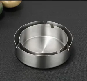 Edelstahl runder Aschenbecher Detailansicht, gebürstete Metalloberfläche mit Zigarettenschlitzen.
