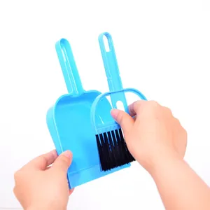 Mini bureaubezem en stofblik set voor toetsenbord en tafelreiniging van blauw plastic.
