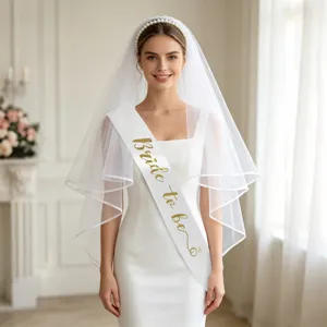 Elegante bruidsset met parelhoofdbandsluier en goudfolie Bride to Be sjerp voor dames