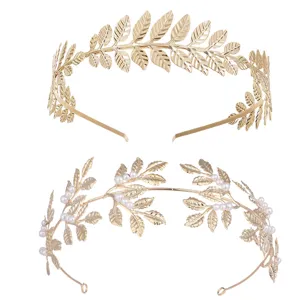 Detailweergave van twee gouden bladbuidelkronen met elegante witte parelaccenten.