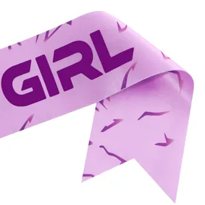 Dettaglio ravvicinato della fascia in raso viola Birthday Girl con scritta viola scuro