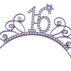 Detailansicht einer lila Tiara zum 16. Geburtstag geschmückt mit funkelnden Strass
