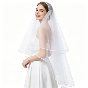 Elegante velo da sposa a doppio strato con fascia di perle per addio al nubilato