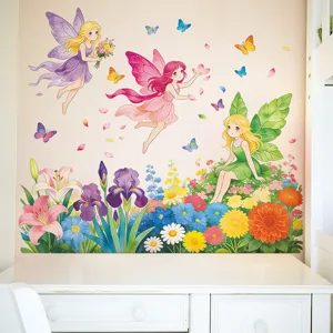 Vista detallada de pegatinas de pared de hadas y flores coloridas en el dormitorio.