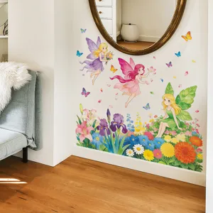 Pegatinas de pared de hadas y flores coloridas en el interior de un dormitorio moderno