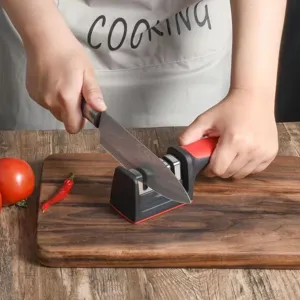 Dettaglio dell'affilatore per coltelli manuale con processo a tre fasi su legno.