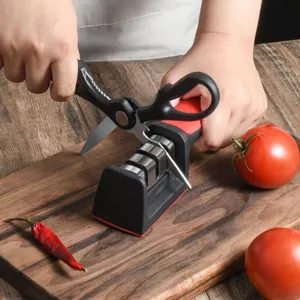 Affilatore manuale per coltelli da cucina a tre stadi per affilare facilmente forbici e lame.