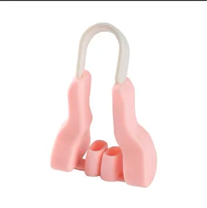 Clip sollevatore naso in silicone rosa per modellamento nasale e correzione vista dettaglio