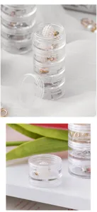 Vue détaillée de boîtes de rangement de bijoux en plastique transparent empilables pour petits.
