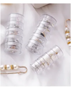 Détail en gros plan d'une boîte de rangement de bijoux empilable transparente, organisateur compact.