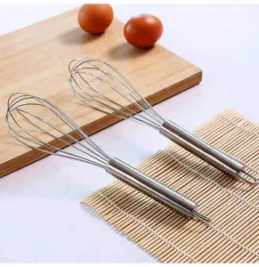 Vista dettagliata della frusta da cucina semiautomatica in acciaio inox, utensile pratico.