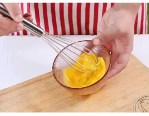 Vista di dettaglio della frusta in acciaio inossidabile, ideale per sbattere uova e panna in cucina.