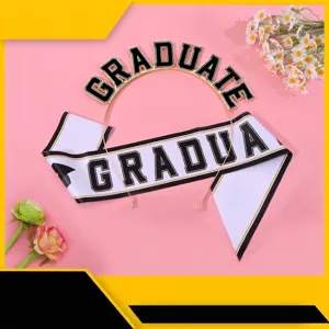 Set de graduación con diadema GRADUATE dorada y banda de satén blanca con letras de oro
