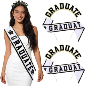 Set de banda y diadema de graduación con letras doradas GRADUATE sobre fondo blanco
