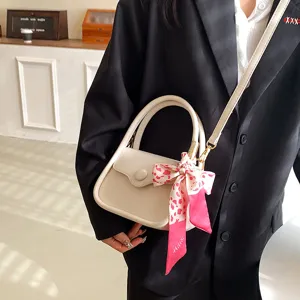 Elegante beige Satteltasche mit dekorativem rosa Schal für Damen
