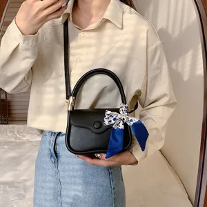 Modische schwarze Damen-Handtasche mit Seidenschal-Dekor, Umhängetasche im Sattel-Stil.