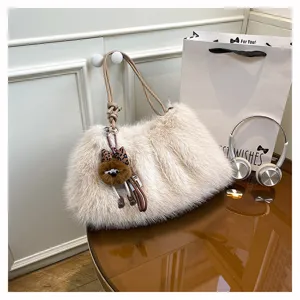 Detailansicht einer flauschigen Kunstpelz-Tasche mit charmantem Anhänger und Zubehör