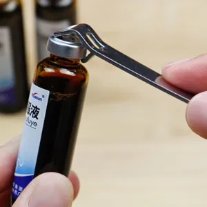 Ouvre-bouteille en métal portable pour liquide buvable et retrait facile des capsules.