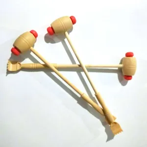Houten rugkrabber en massagehamer 2 in 1 hulpmiddel voor dagelijkse ontspanning en verlichting.