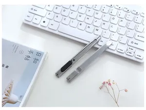 Edelstahl Universal-Messer Detailaufnahme auf weißem Schreibtisch mit Tastatur und Dekor.