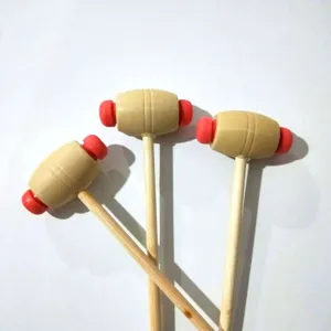 Detail van houten rugkrabber massagehamer, traditioneel houten handgemaakt lichaamsmassage.