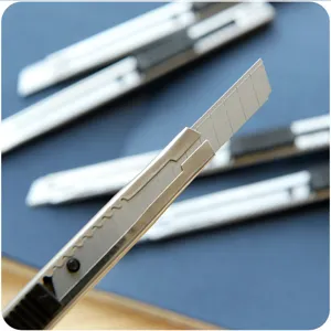 Edelstahl-Cutter Messer zum präzisen Schneiden von Papier, Tapeten und Öffnen von Paketen.