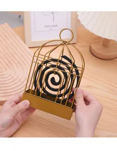 Vue détaillée d'un support de spirale anti-moustiques en métal doré pour la maison.