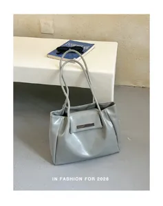 Moderne graue Tragetasche aus weichem Leder mit modischer Faltenstruktur im minimalistischen Stil