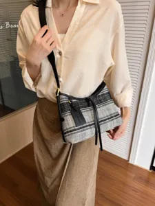 Bolso de hombro retro en lona a rayas blancas y negras con correa de cuero