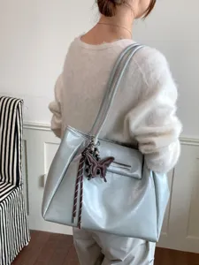 Stylische große weiche Leder-Faltentasche in Hellblau für Damen, ideal für den täglichen Weg