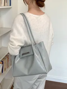 Große Tragetasche aus weichem Leder mit Vintage-Plissee-Design für Damen.